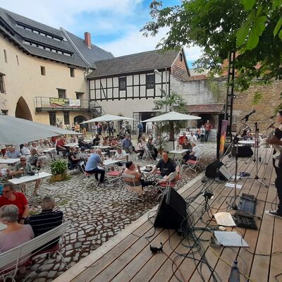 Bild vergrößern: Musiker spielen im Kunstquartier Grauer Hof zur Fte de la musique